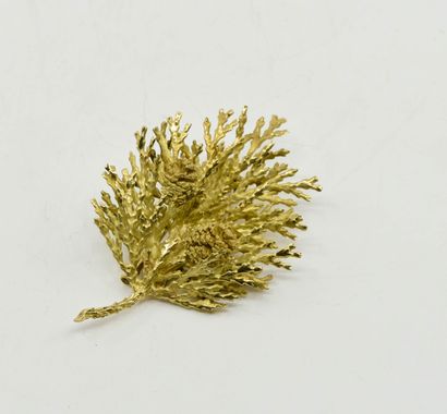 null HERMES Paris
Brooch in 18K (750°/°°) yellow gold featuring a fir tree branch...