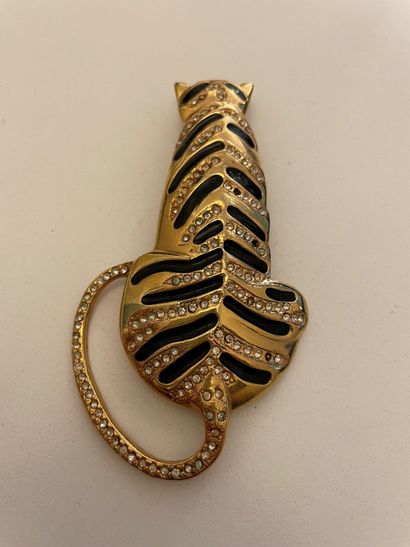 null SCHERRER
Important brooch in gilded metal representing a feline of back enamelled...