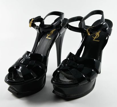 null YVES SAINT LAURENT 
Paire d'escarpins nu-pieds Tribute en cuir verni noir, fermeture...