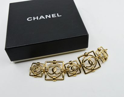 null CHANEL 
Bracelet composé de carrés petits et grands en métal doré ornés en leur...