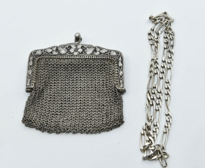 null Silver and silver mesh purse (800°/°°), decorated with foliage
Circa 1900
Weight:...