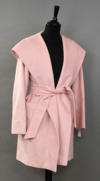 null MAX MARA 
Manteau en lainage rose, important col châle à finition capuche, sans...