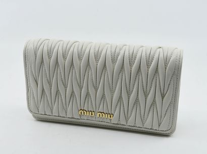 null MIU MIU
Sac pochette en cuir blanc cassé froncé plissé, fermoir aimanté sous...