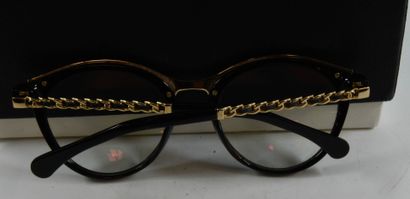 null CHANEL
Paire de lunettes de vue en résine noire et métal doré, branches façon...