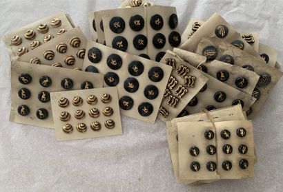 null Cinq ensembles de boutons en céramique pour la haute-couture, vers 1940, boutons...