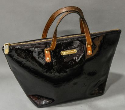 null Louis VUITTON
Bellevue handbag in eggplant patent leather, zipper closure, double...