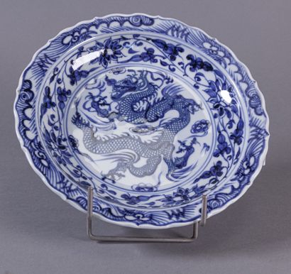 null CHINE - XXe siècle 

Plat en porcelaine à décor blanc bleu d'un dragon style...