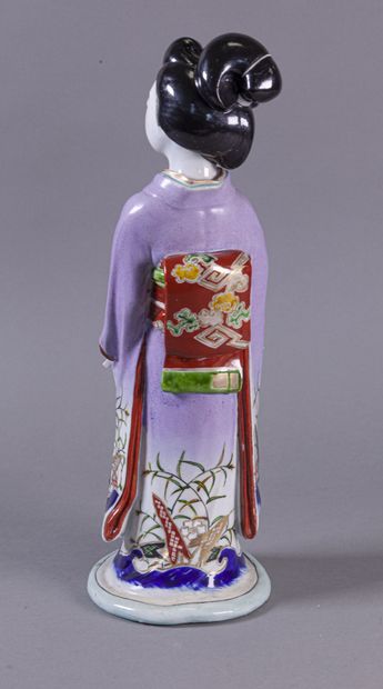 null JAPON - Période SHOWA (1926-1989)

Geisha en porcelaine vêtue d'un kimono décoré...
