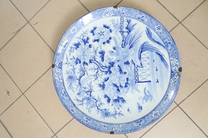 null JAPON - Fin du XIXe siècle

Important plat en porcelaine à décor blanc et bleu...