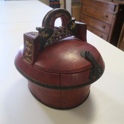 null CHINE - XIXe siècle 

Boîte couverte laquée rouge et doré 

H. 27 cm - L. 33...