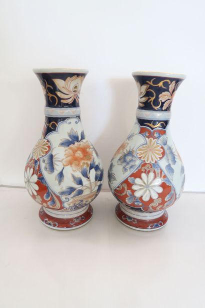 BAYEUX 
Paire de vases en porcelaine à décor...