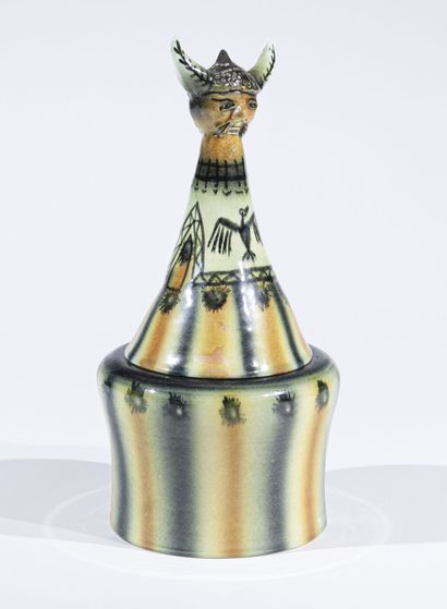 null ACCOLAY (1945 -1983).

Bonbonnière en céramique émaillée figurant un viking....