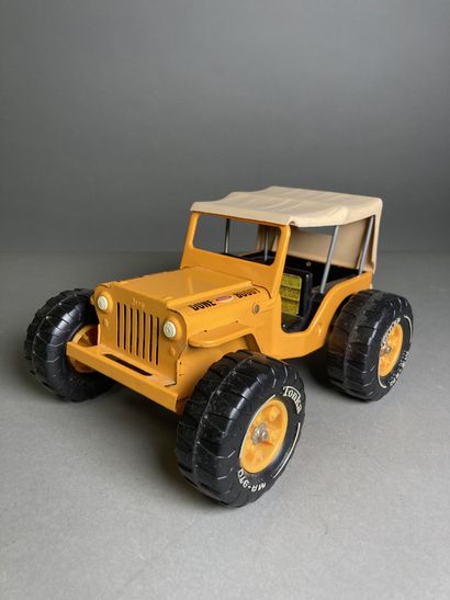 null TONKA (1)
Jeep "Dune Buggy" tôle jaune et toit plastique crème. Longueur 26...