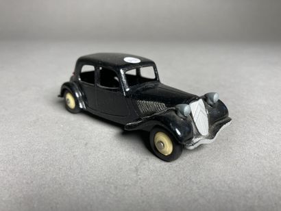 null DINKY TOYS FR (1)
24 N - Citroën traction - noir - roues crème - 2ème type à...