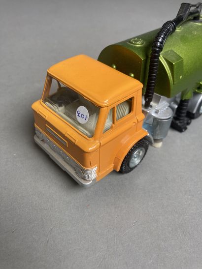 null DINKY TOYS GB (1) 
449 FORD D800 BALAYEUSE JOHNSTON version 1 avec phares ronds....
