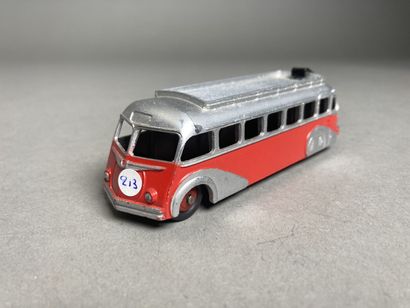 null DINKY TOYS FR (1).
29 E AUTOCAR ISOBLOC. Argent/rouge, version toit strié et...