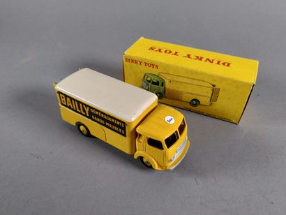 null DINKY TOYS FR (1)
33 AN - Simca Cargo Fourgon Bailly - jaune/blanc - publicités...