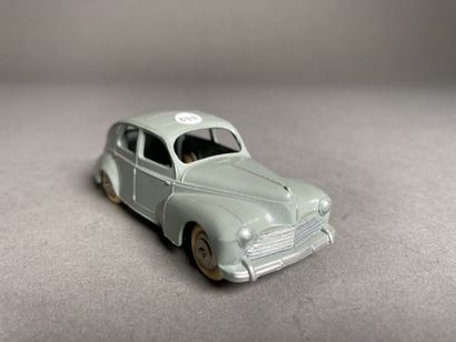 null DINKY TOYS FR (1)
24 R - Peugeot 203 - grise - 3ème version à grande lunette...