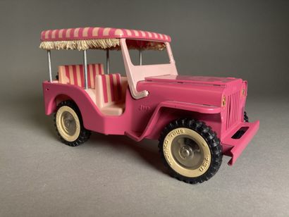 null TONKA (1)
Jeep tôle rose toit rayé deux tons de rose (année 1962). Longueur...