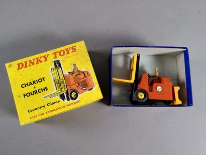 null DINKY TOYS FR (1)
597 - Chariot à fourche Coventry Climax.
On y joint un plateau...