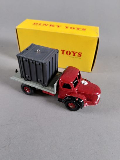 null DINKY TOYS FR (1)
34 B - Berliet plateau container - rouge/gris - 1ère version...