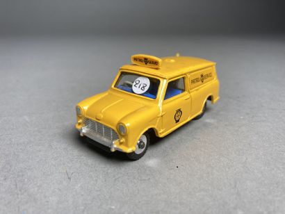 null DINKY TOYS GB (1)
274 MINI VAN "AA". Jaune, avec son panonceau et ses autocollants...