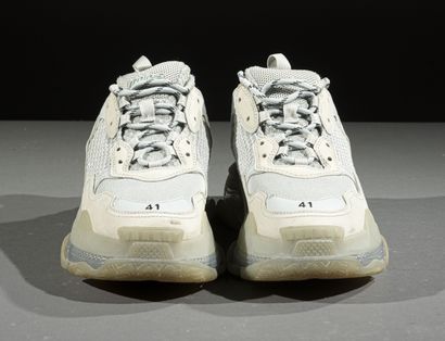 null BALENCIAGA 
Paire de baskets triple S en patchwork de cuir filé et plastique...