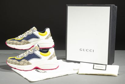 null GUCCI
Paire de sneakers Ryhton en toile GG suprême beige, bleu, cuir jaune et...