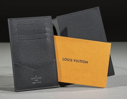 null Louis VUITTON
Portefeuille en toile Mogram graphite s'ouvrant sur partie gauche...