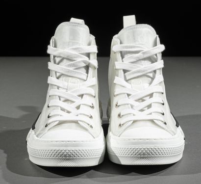 null DIOR
Paire de sneakers B23 en toile jacquard signée en biais à dominante blanc...