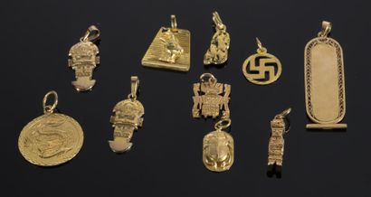 null Lot de dix pendentifs en or jaune comprenant: 
- huit pendentifs en or jaune...