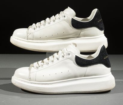 null Alexander MCQUEEN
Paire de baskets en cuir blanc et daim noir, lacets 
Pointure...