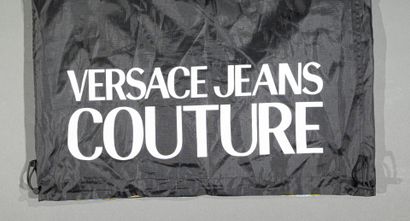 null VERSACE Jeans Couture 
Coupe-vent réversible en nylon imprimé denim à arabesques...