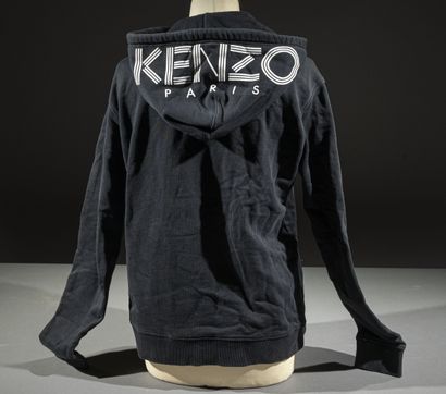 null KENZO
Sweat à capuche en coton noir, fermeture coulissée portant le nom en blanc,...