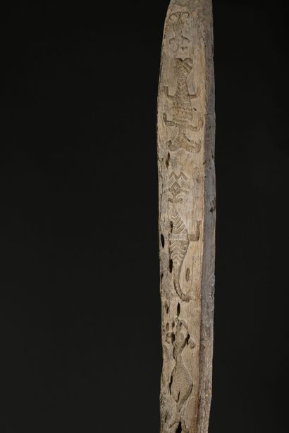 null Poteau, Ile de Timor, Indonésie 
Bois 
H. 196 cm
 
Long poteau sculpté dans...