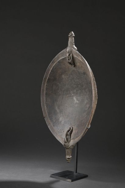 null *Dish, Sepik River, Papua New Guinea
L. 47,5 cm

Provenance:
Bruno Mencke Collection,...