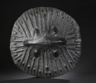 null Amarro Shield, Ethiopia
Leather
D. 69 cm

Shield of circular shape, whose surface...