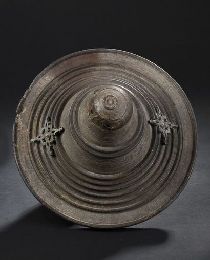 null Bouclier Oromo,Éthiopie 
Cuir, laiton 
Fin du XIXème siècle 
D. 24 cm

Provenance...
