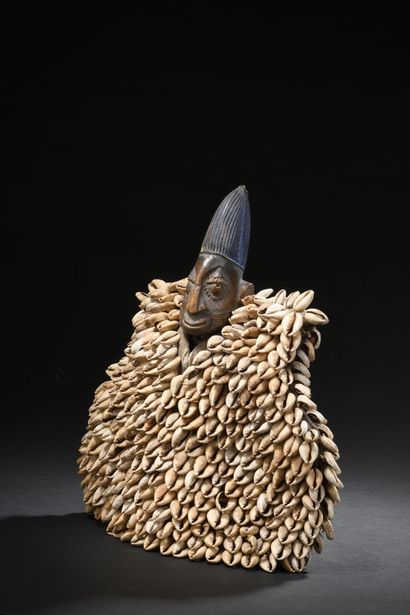 null Ibedji Yoruba twin, Nigeria
Wood, cowrie shells, fabric, pigments 
H. 29 cm

Linked...