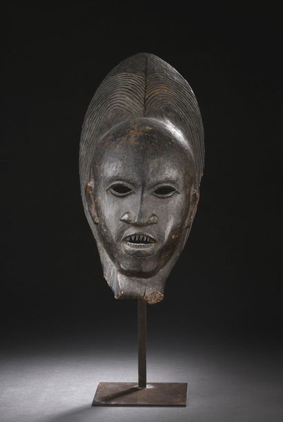 null *Masque, Bangwa, Cameroun
H. 51 cm

Provenance :
Collection David Jessner, New...