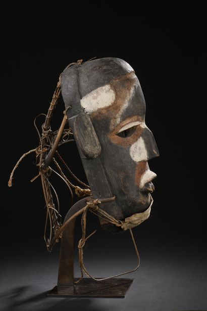 null *Masque, Kongo, République Démocratique du Congo 
H. 35 cm 

Provenance
Collection...