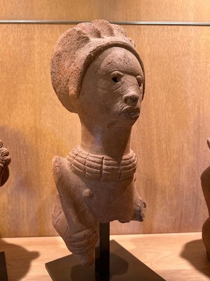 null Nok female bust, Nigeria
Terracotta
H. 31 cm
Dating : 2300 BC (certificate of...