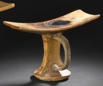 null Turkana neck rest, Kenya/ Somalia
Wood, metal
H. 18 cm 

Neck rest with a curved...