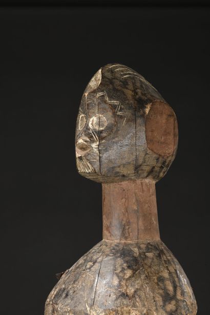 null *Statue Mumuye, Nigeria 
Bois 
H. 98 cm

Provenance : 
Collection privée Suisse

Les...