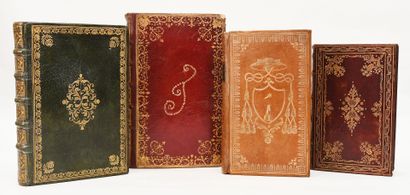 null RELIURES du XVIII°. 4 volumes reliés en maroquin, dentelle dorée ornant les...