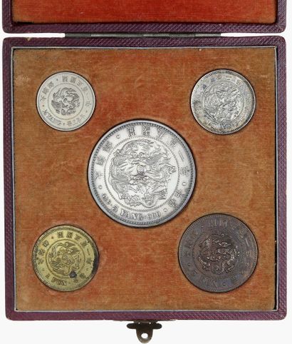 null CORÉE
Rare coffret comprenant 5 monnaies :
5 yang. 1892. Argent. Superbe.
Yang....