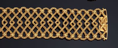 null Large bracelet ruban en or jaune 18k (750 millèmes) formant un treillage de...