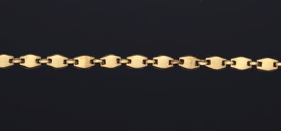 null CARTIER
Bracelet en or jaune 18k (750 millièmes) formé d'une maille "tortue"....