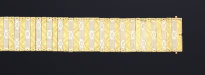 null Bracelet ruban dans deux tons d'or 18k (750 millièmes) à décor ciselé de fleurettes...