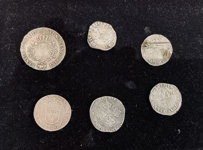 null Lot de 6 monnaies royales en argent : 
Quart d'écu : 2 exemplaires. Henri III...